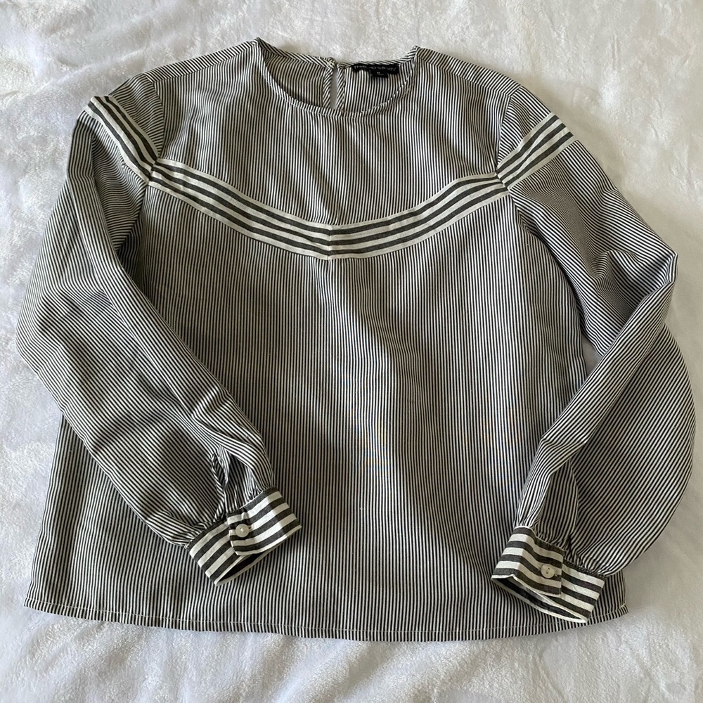 Long sleeve top!💙🤍
